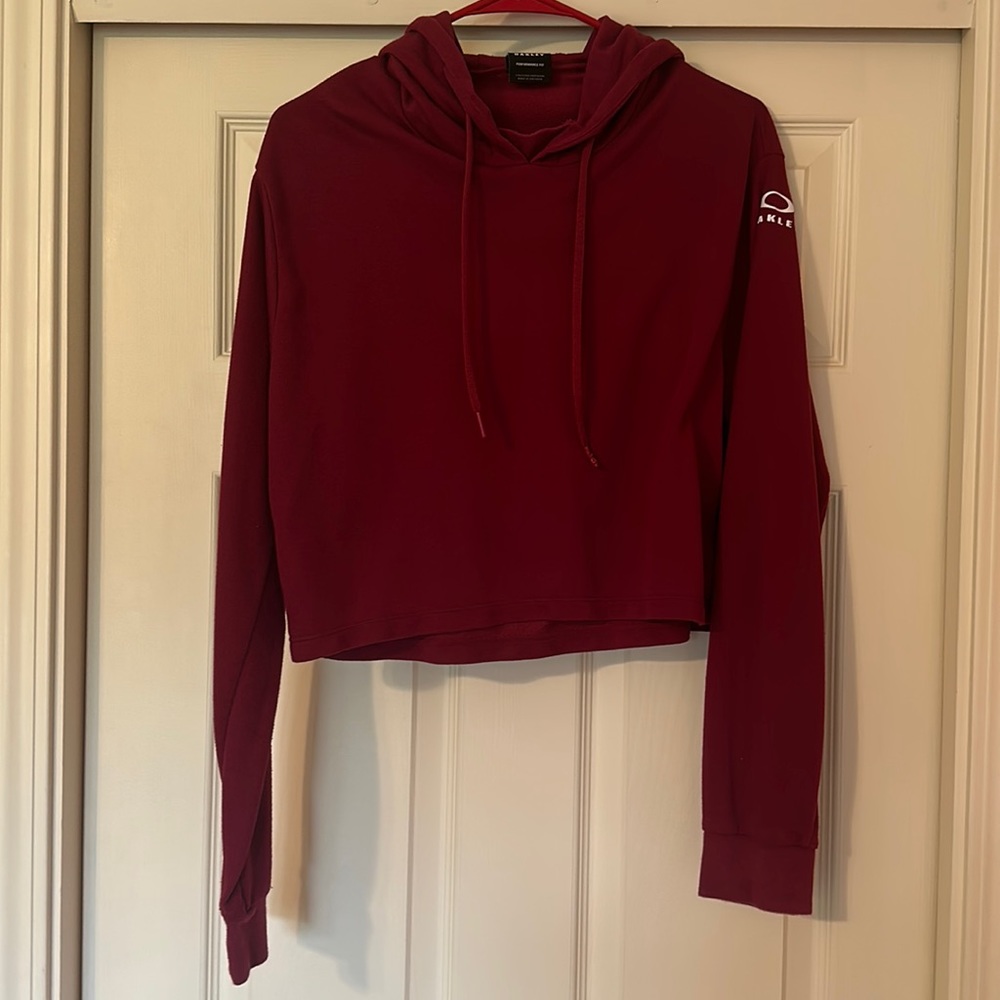 XL Oakley cropped, hooded long sleeve.